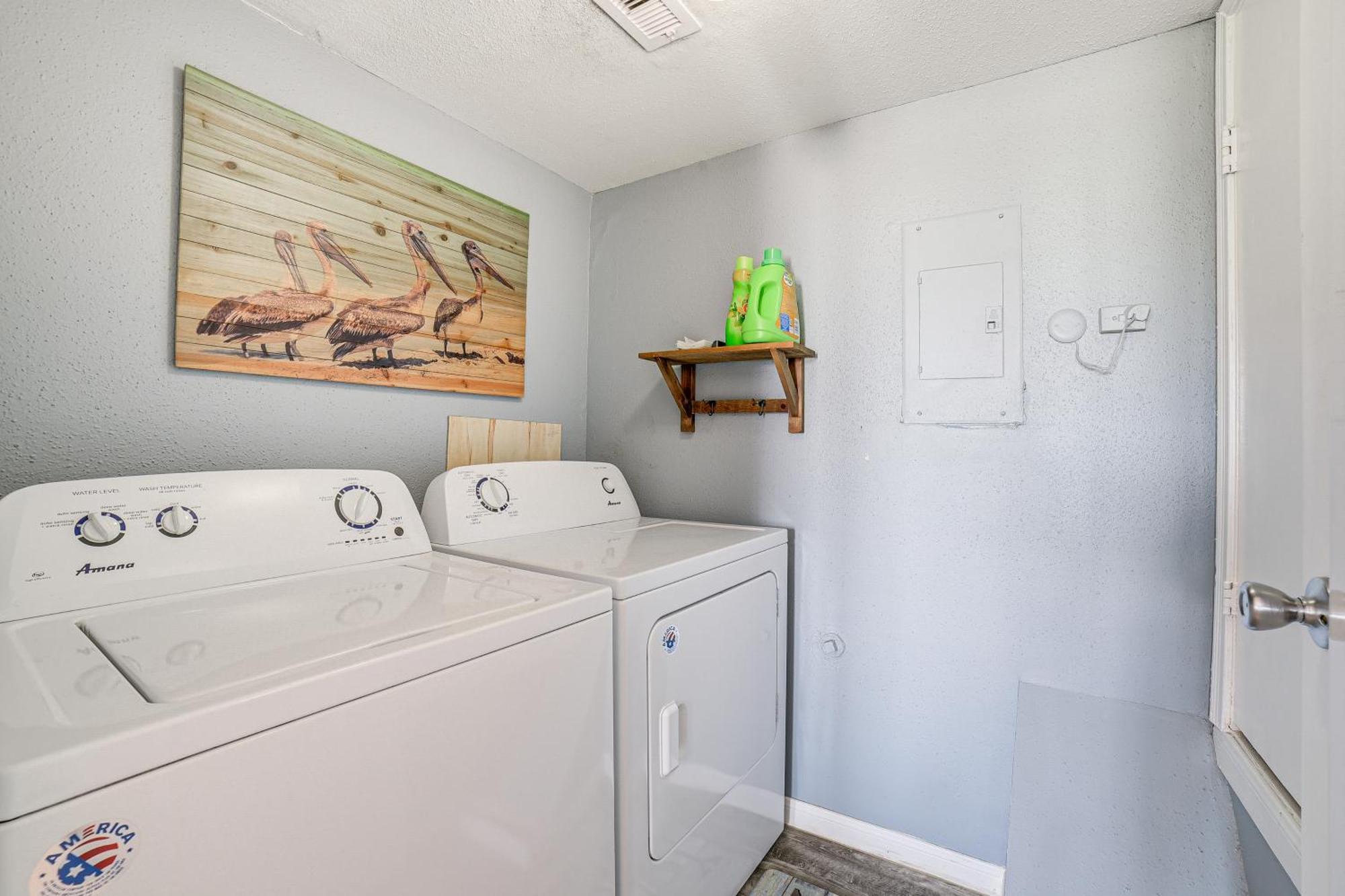 Relaxing Condo, Quarter Mile To Seawall!
