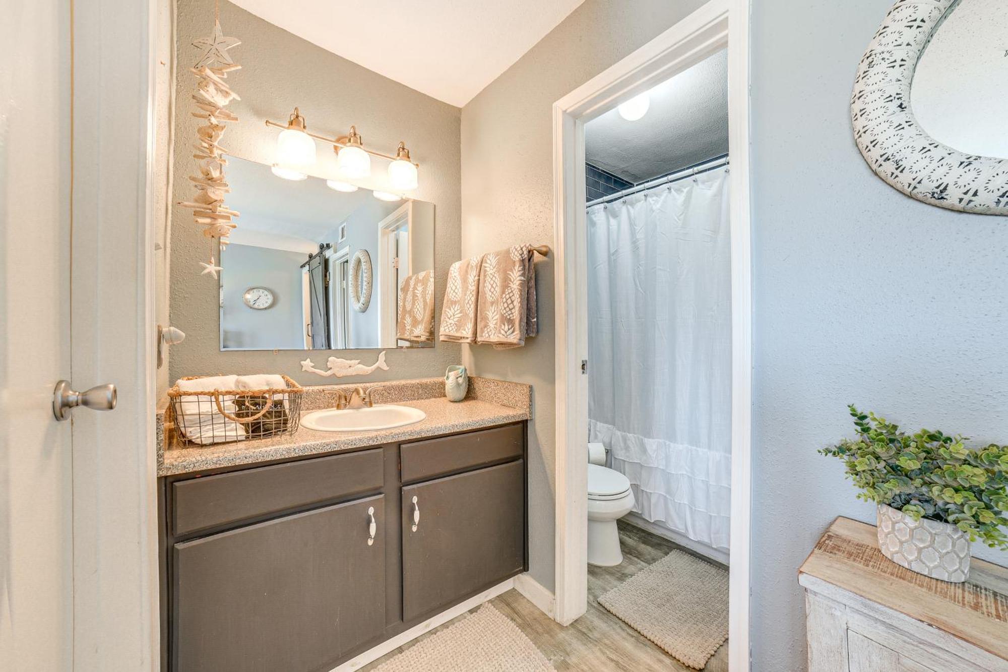 Relaxing Condo, Quarter Mile To Seawall! Apartment
