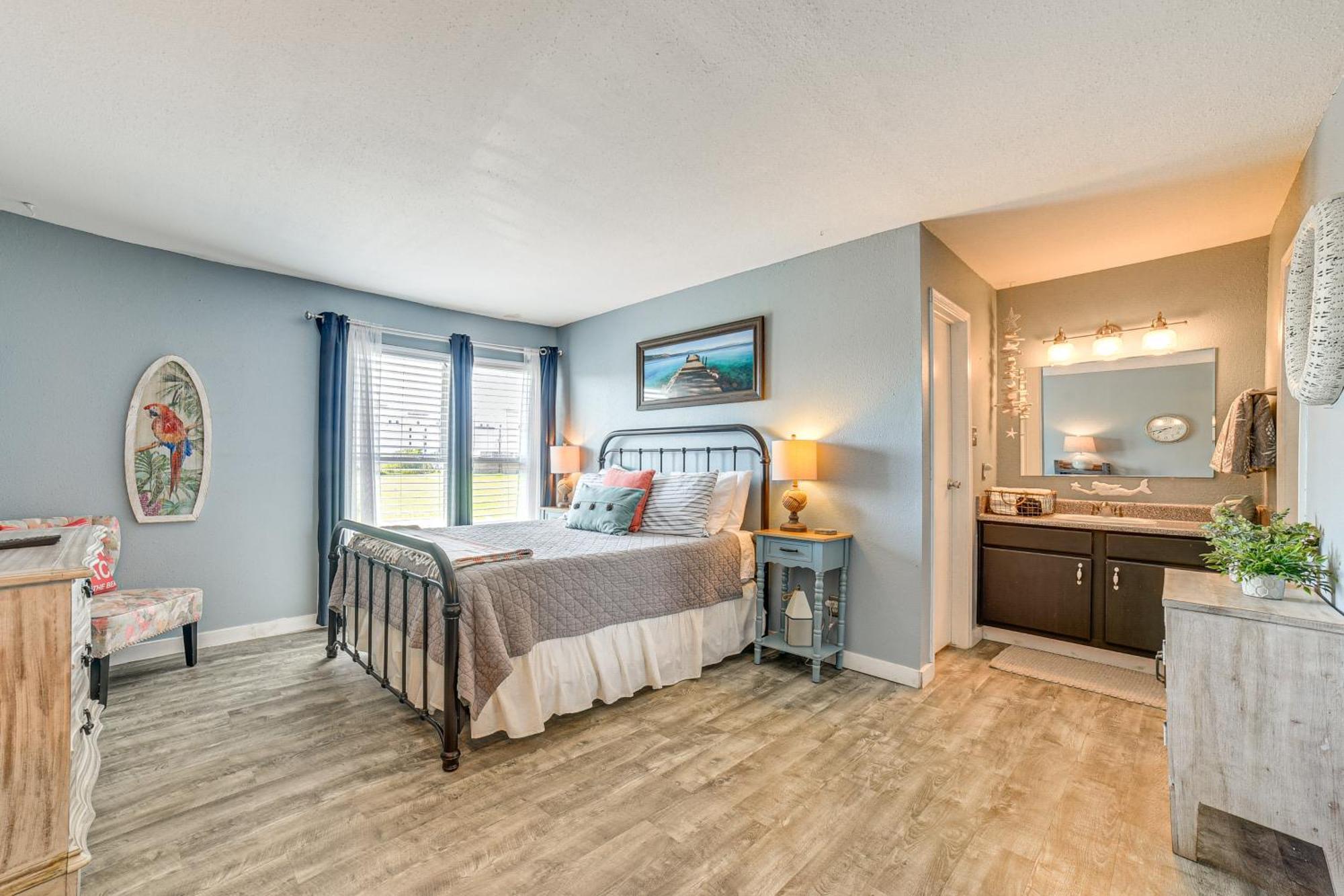 Relaxing Condo, Quarter Mile To Seawall! Galveston