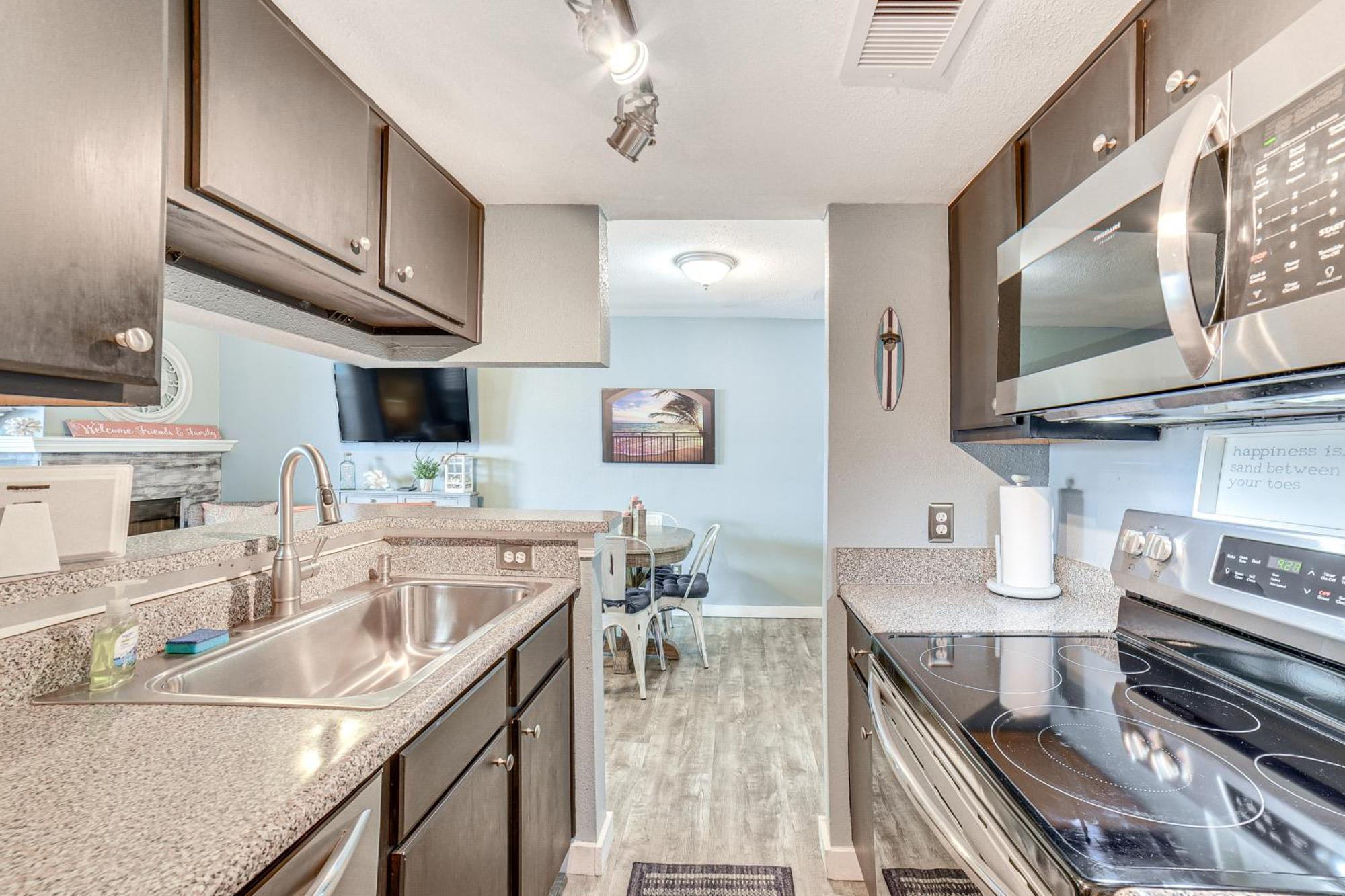 Relaxing Condo, Quarter Mile To Seawall!