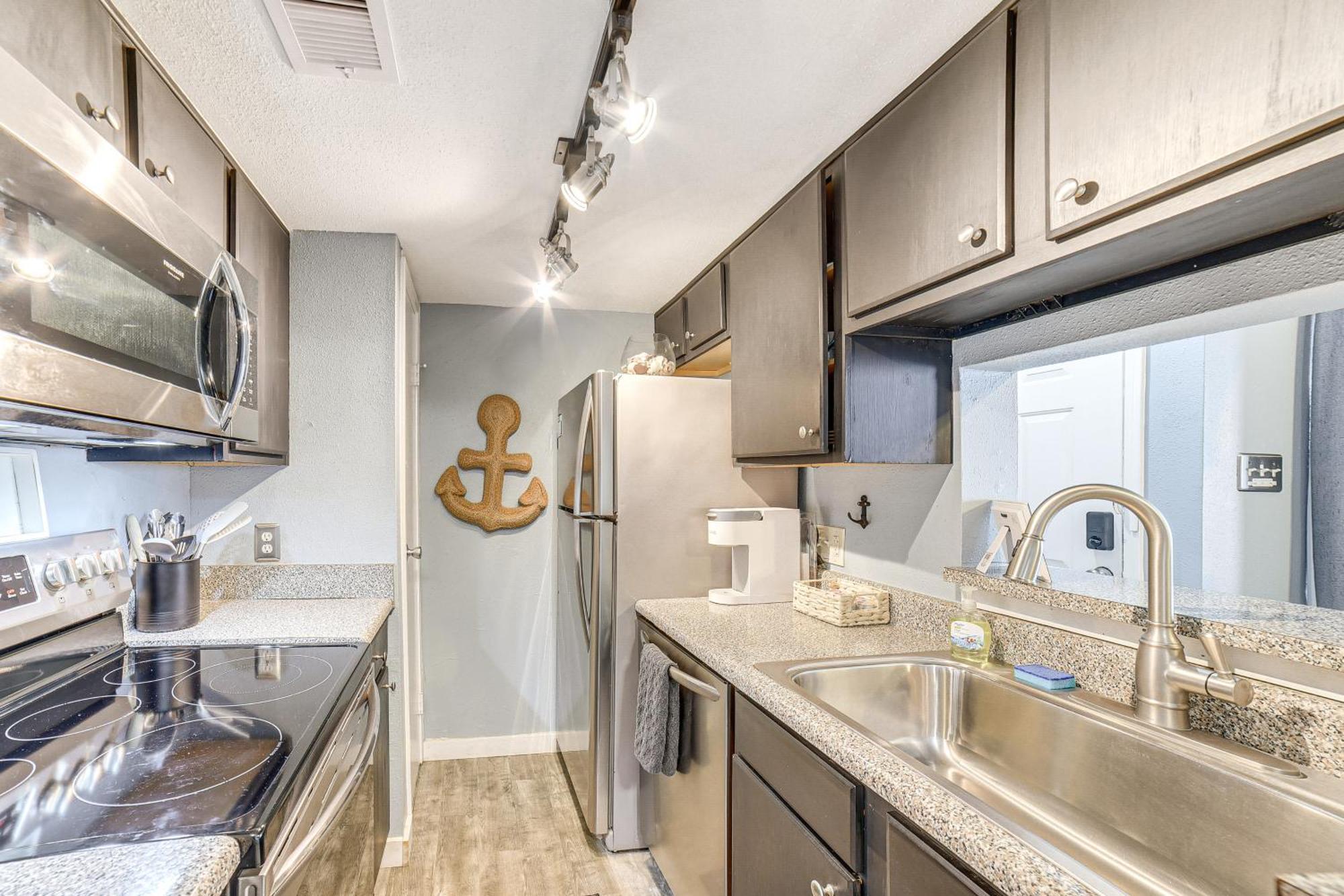 Relaxing Condo, Quarter Mile To Seawall! Apartment