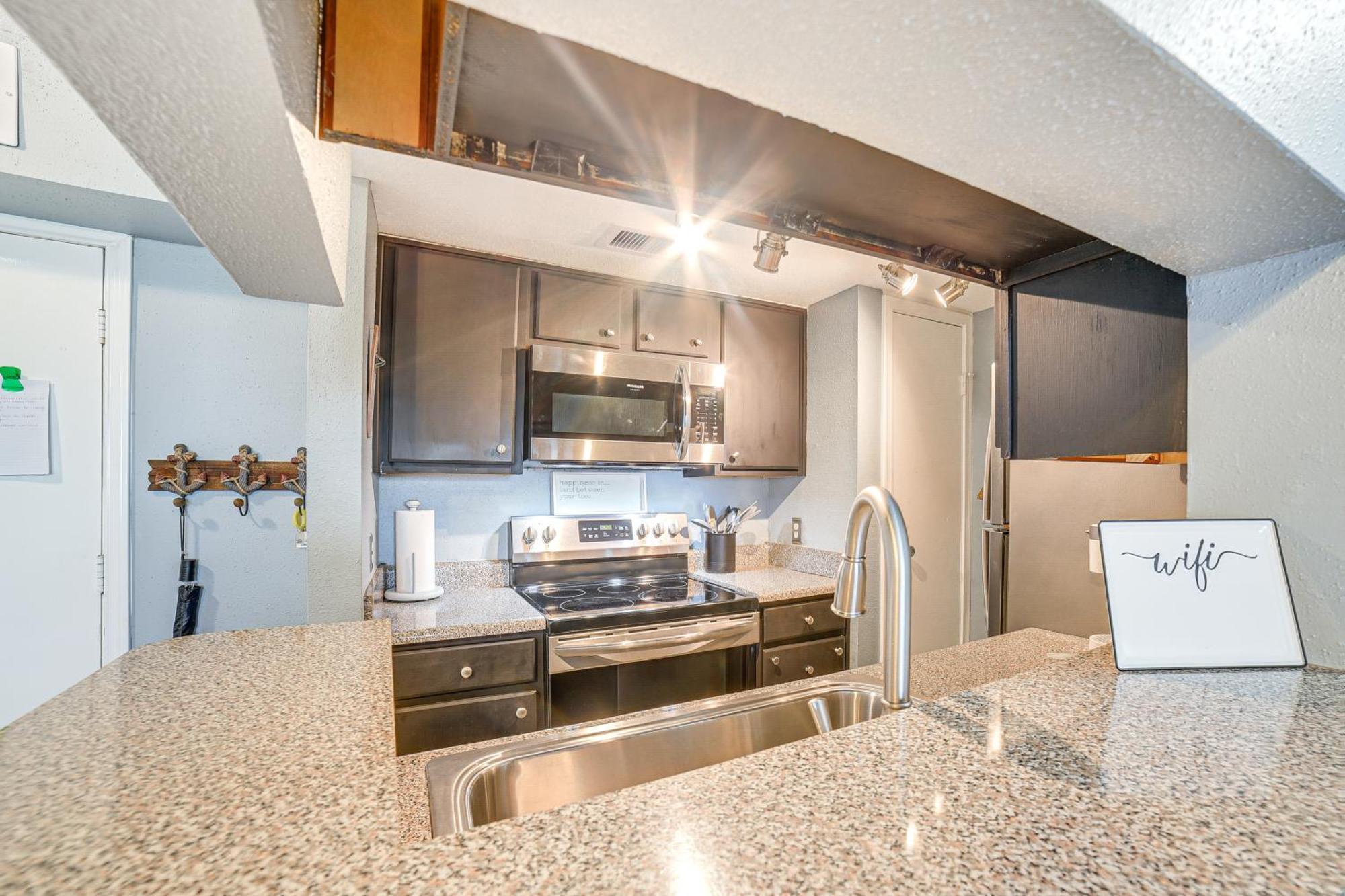 Apartment Relaxing Condo, Quarter Mile To Seawall!