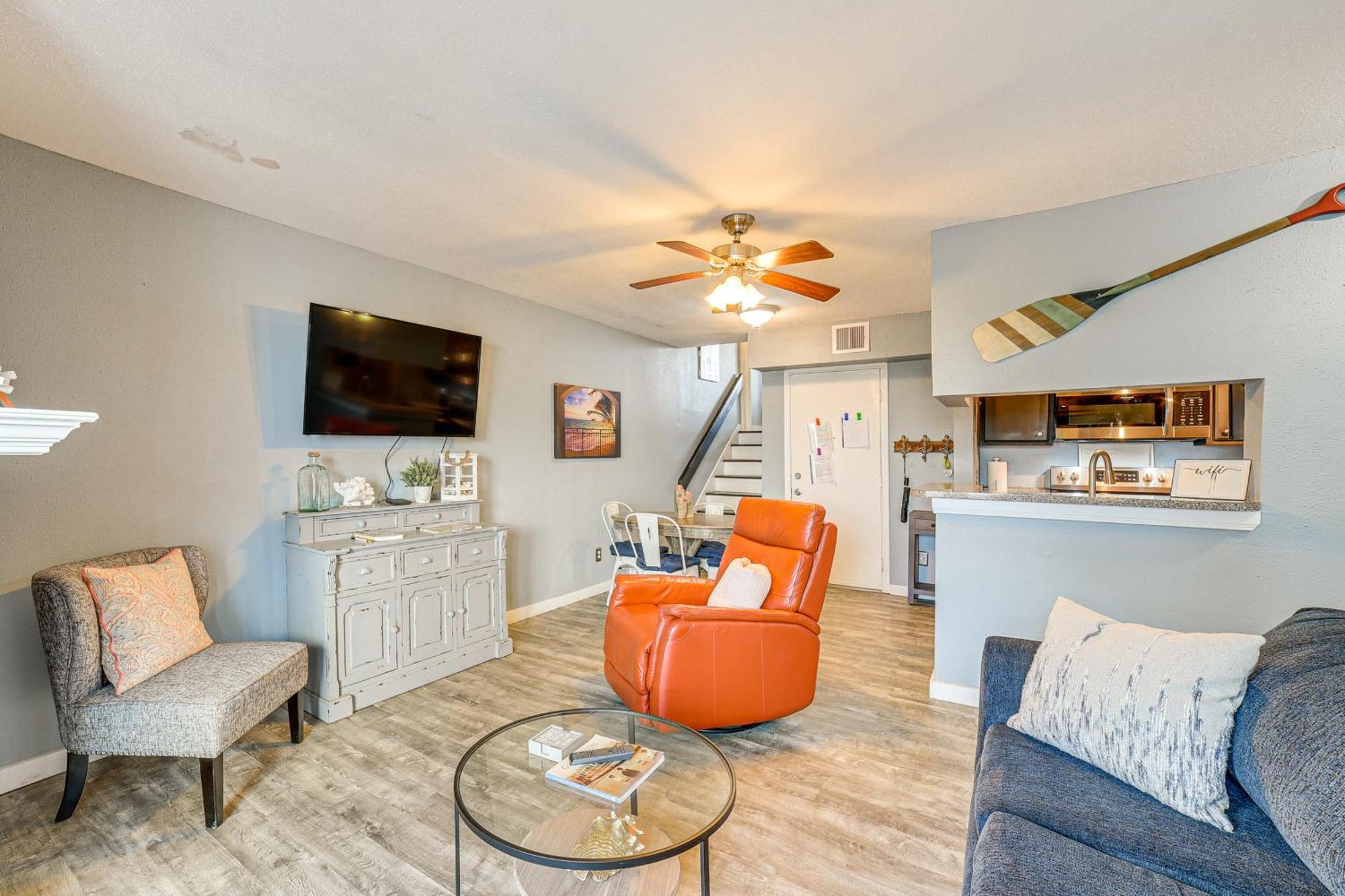 Relaxing Condo, Quarter Mile To Seawall!