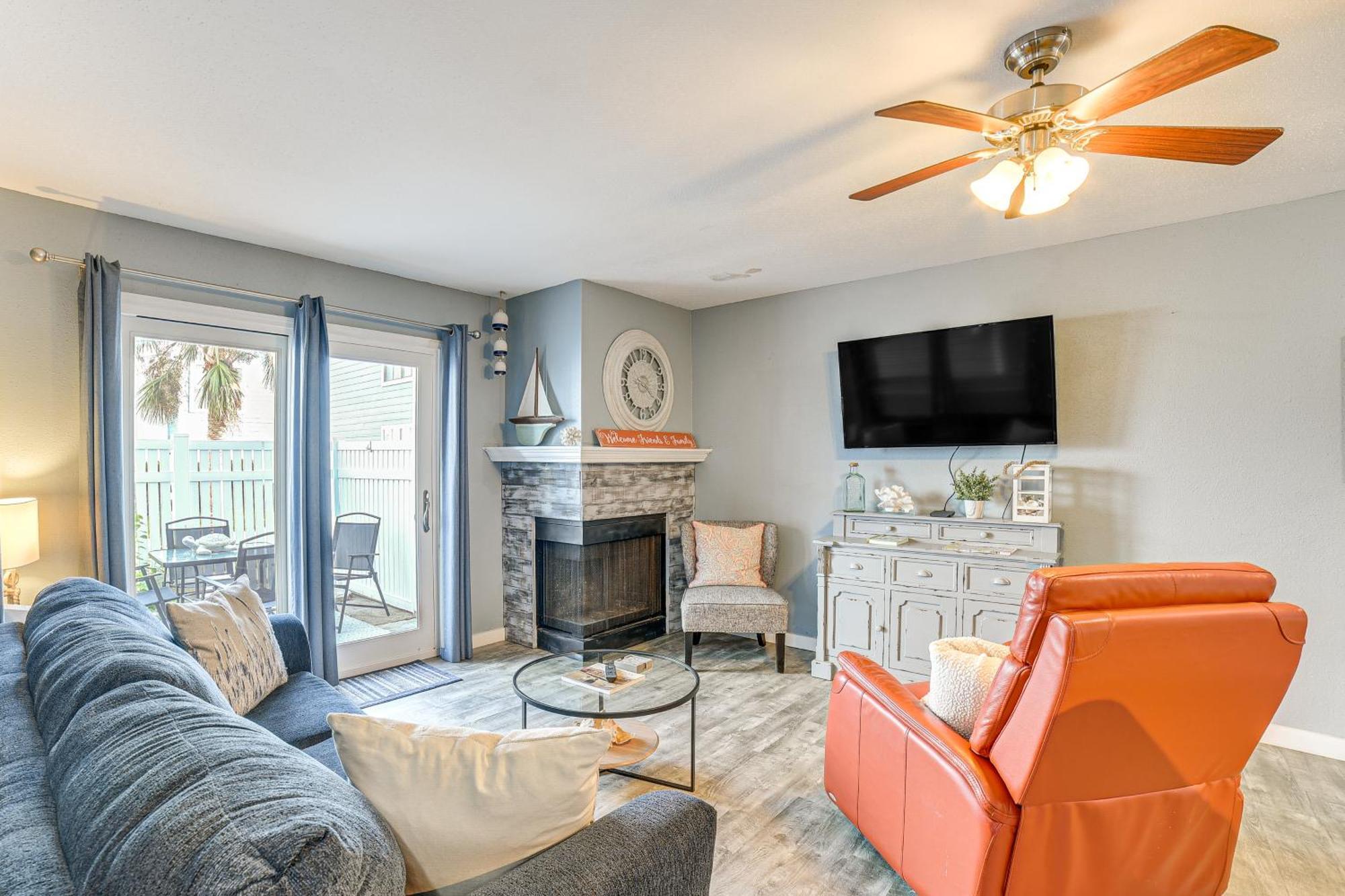 Relaxing Condo, Quarter Mile To Seawall! Apartment