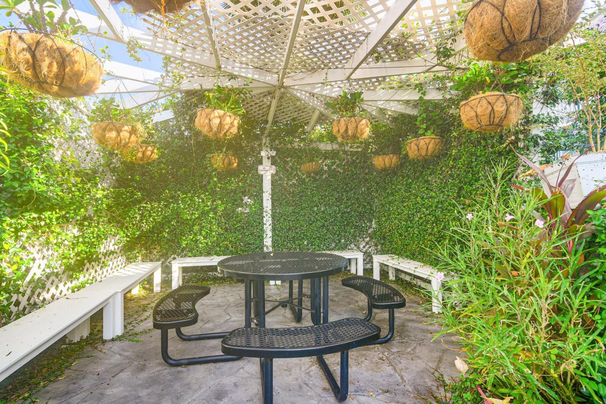 Relaxing Condo, Quarter Mile To Seawall! Galveston