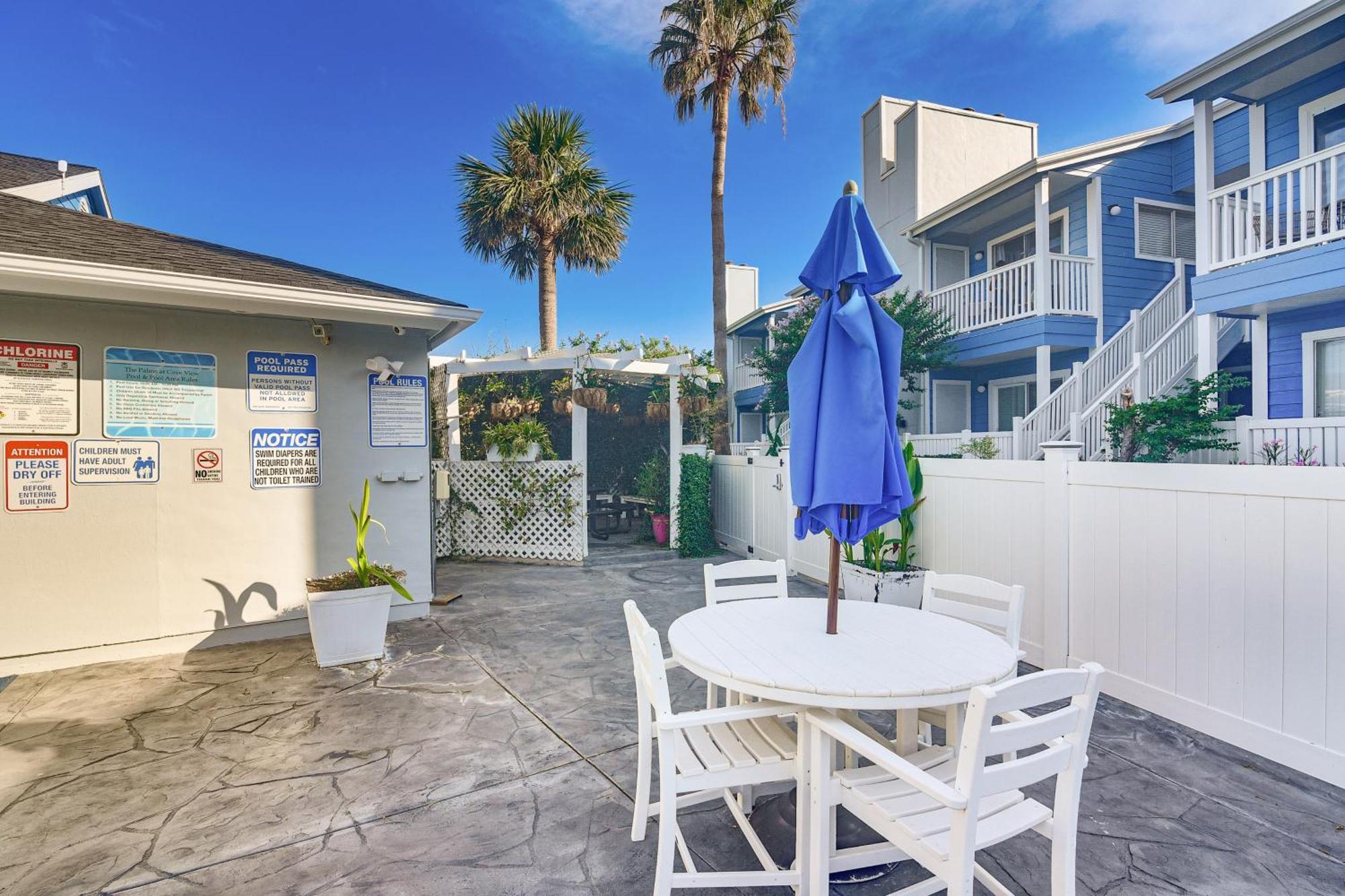Relaxing Condo, Quarter Mile To Seawall!