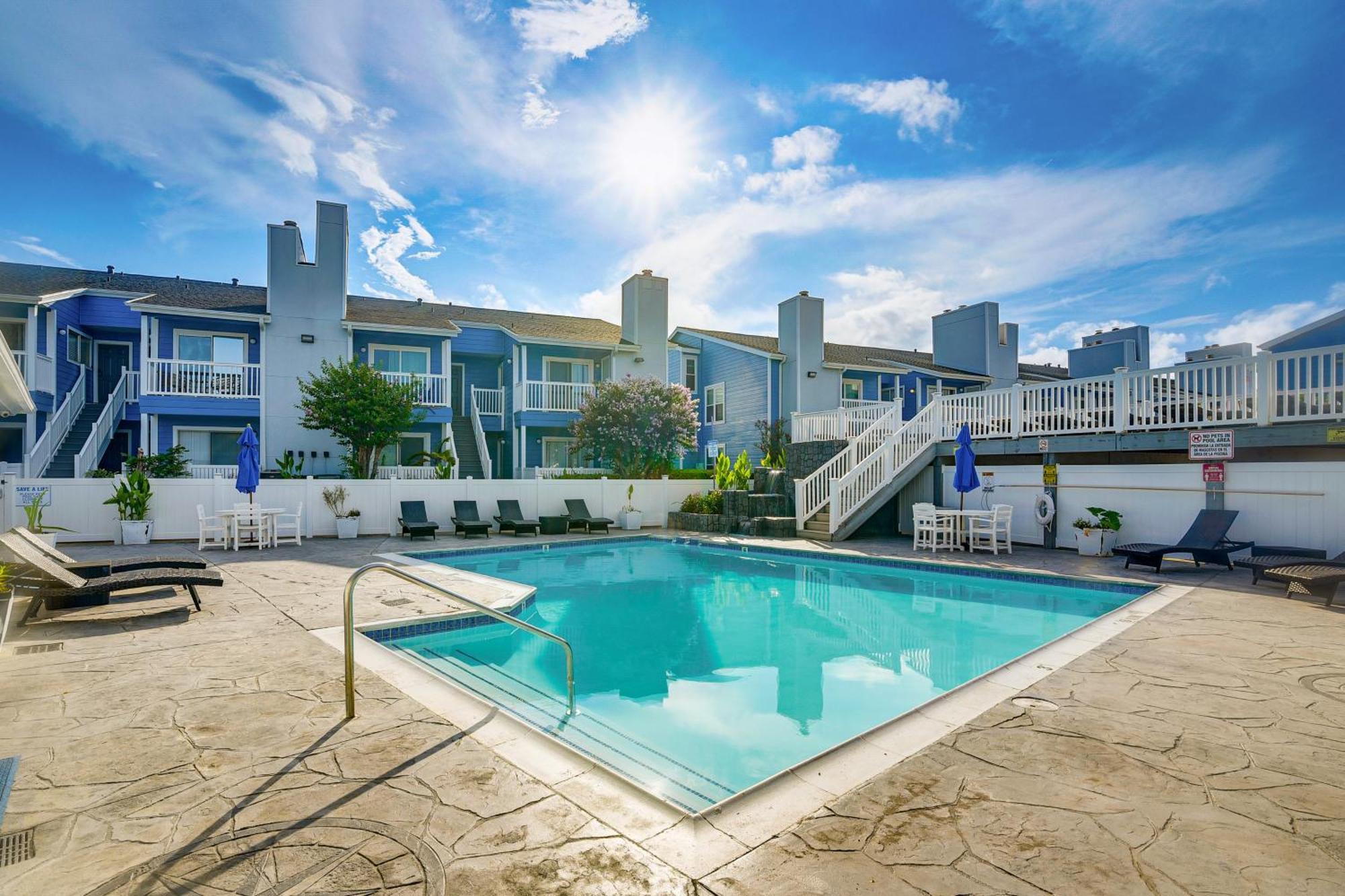 Relaxing Condo, Quarter Mile To Seawall! Apartment